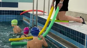 Превью фото задания проныривания под водой для детей обучающихся плавать